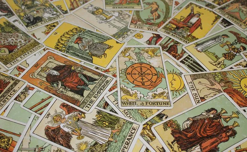 Cartas Rider-Waite esparcidas sobre la mesa