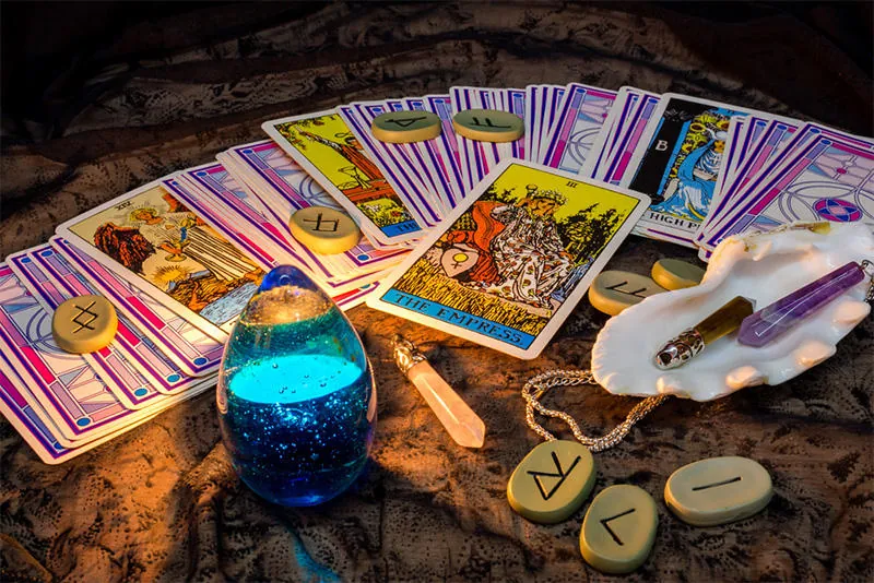 Cartas del tarot sobre la mesa de consulta