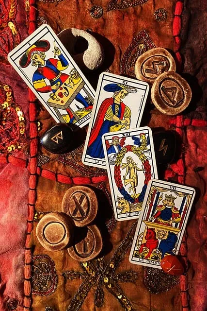 Cartas del tarot y runas sobre una colcha bordada